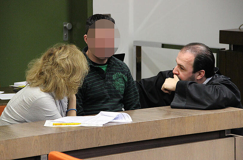 Züchtig bekleidet: Georghe T. mit Dolmetscherin und Anwalt.