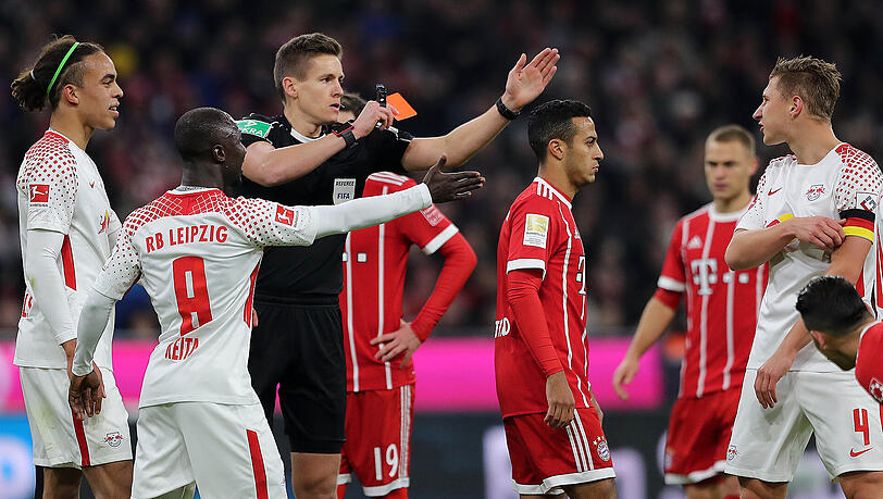 Leipzigs Innenverteidiger Willi Orban (rechts) hatte am vergangenen Samstag in der elften Minute kurz vor dem Strafraum Bayerns Arjen Robben gefoult und die Rote Karte gesehen. Leipzigs Innenverteidiger Willi Orban (rechts) hatte am vergangenen Samstag in der elften Minute kurz vor dem Strafraum Bayerns Arjen Robben gefoult und die Rote Karte gesehen.
