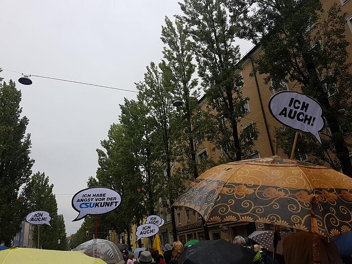 Die Ausgehetzt-Demonstranten machten ihrem Unmut mit Schildern und Sprüchen Luft.