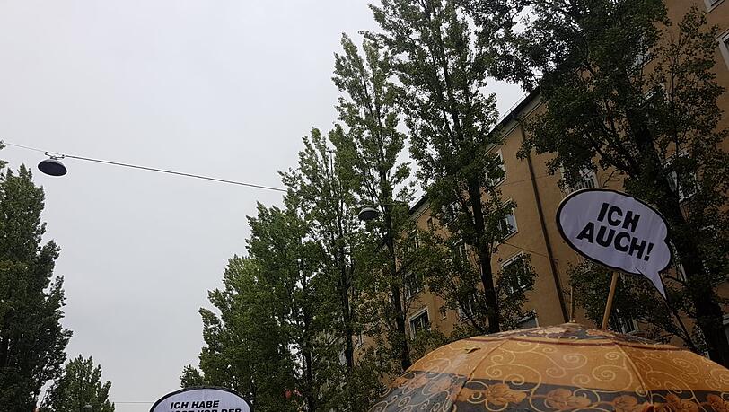 Die Ausgehetzt-Demonstranten machten ihrem Unmut mit Schildern und Sprüchen Luft. Die Ausgehetzt-Demonstranten machten ihrem Unmut mit Schildern und Sprüchen Luft.