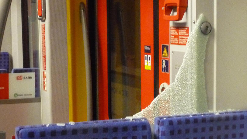 Während der Auseinandersetzung ging eine der Trennscheiben in der S-Bahn zu Bruch &ndash; die Bundespolizei ermittelt deswegen auch wegen Sachbeschädigung.