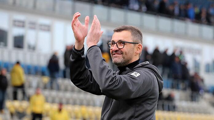 Löwen-Trainer Michael Köllner nimmt den Bundestrainer und die DFB-Elf in Schutz. Man "tue gut daran, mit der Kritik vom Gas zu gehen", so Köllner.