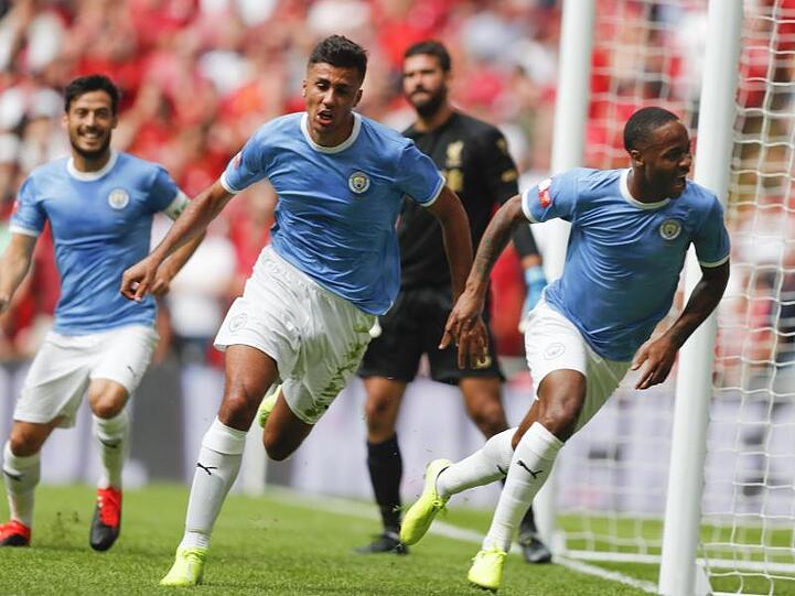 Manchesters Raheem Sterling (r) bejubelt sein Tor zum 1:0 mit seinen Mannschaftskollegen.