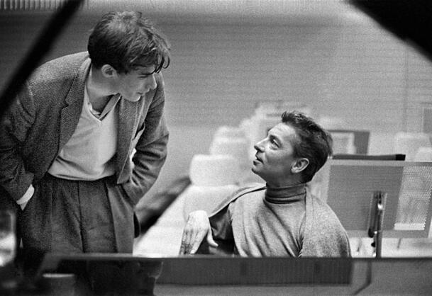 Das Foto aus dem Mai 1957 zeigt den Dirigenten Herbert von Karajan (r.) und den Pianisten Glenn Gould bei einer Probe zu einem gemeinsamen Konzert in der Hochschule f&uuml;r Musik in Berlin.