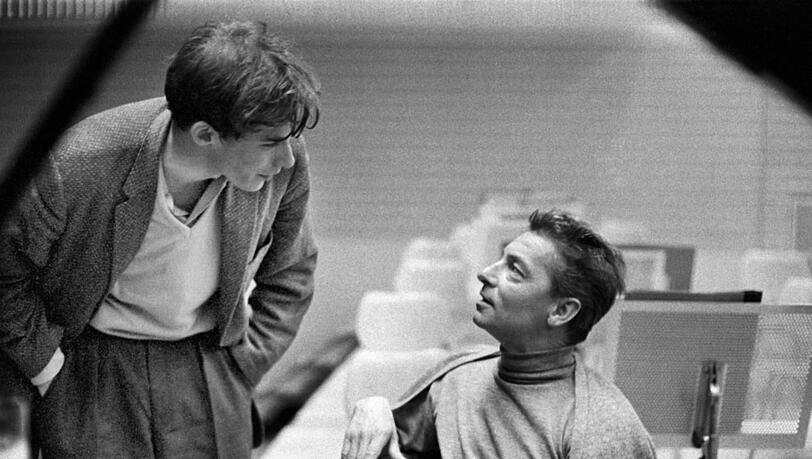 Das Foto aus dem Mai 1957 zeigt den Dirigenten Herbert von Karajan (r.) und den Pianisten Glenn Gould bei einer Probe zu einem gemeinsamen Konzert in der Hochschule für Musik in Berlin. Das Foto aus dem Mai 1957 zeigt den Dirigenten Herbert von Karajan (r.) und den Pianisten Glenn Gould bei einer Probe zu einem gemeinsamen Konzert in der Hochschule für Musik in Berlin.