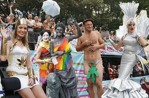 Leder, Lack und Luftballons: Tausende haben am Samstag in Münchens Innenstadt den 32. Christopher Street Day (CSD) gefeiert. Sehen Sie hier die besten Bilder.