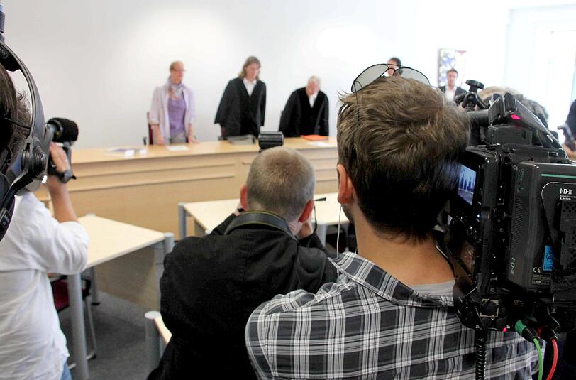 Medienvertreter filmen und fotografieren am 27.08.2012 im Landgericht Itzehoe das Gericht vor der ersten Urteilsverkündung.
