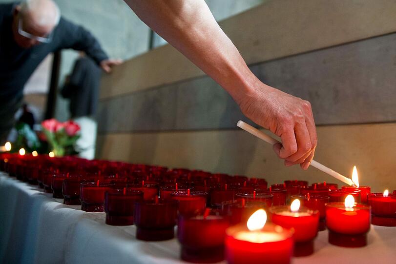 In der Kathedrale der Gemeinde Digne-les-Bains haben am Samstag Hunderte Menschen der Opfer des Flugzeugabsturzes vom Dienstag gedacht.