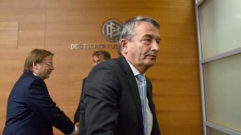 FCB-Sportvorstand Matthias Sammer tut es "persönlich sehr leid", dass Wolfgang Niersbach als DFB-Präsident zurückgetreten ist.