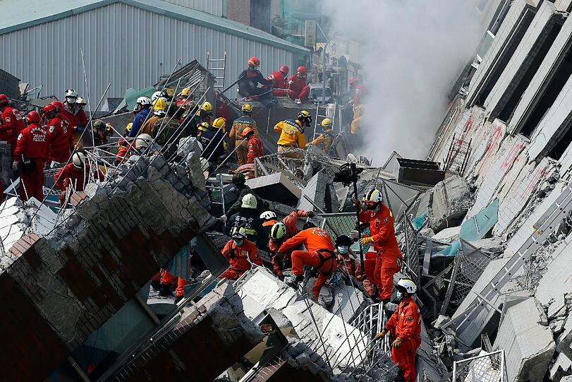 Bei einem schweren Erdbeben in Taiwan kamen mindestens fünf Menschen ums Leben, zahlreiche wurden verletzt. Rettungskräfte suchen seit den Morgenstunden nach Verschütteten.