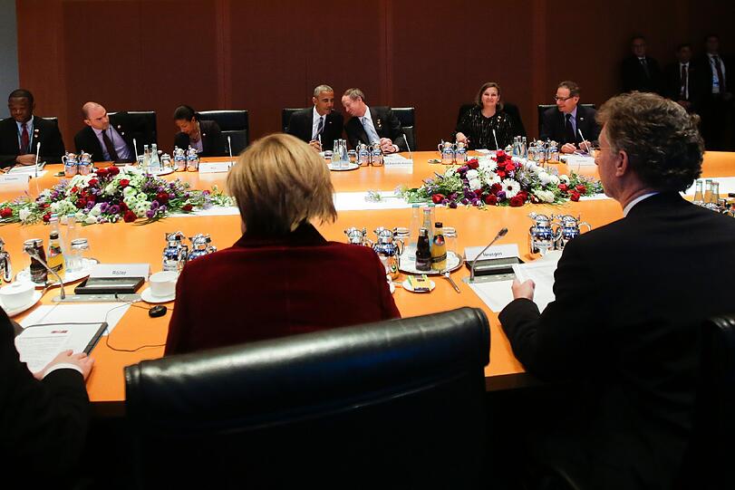 Barack Obama unterhält sich vor Beginn der bilateralen Gespräche mit US-Botschafter John B. Emerson.