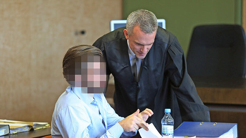 Der Raser auf der Anklagebank: Jonas S. im Gespräch mit seinem Anwalt Christian Gerber.