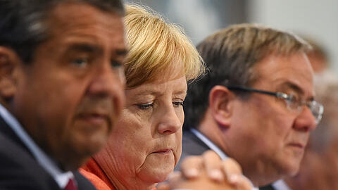In der Regierung Partner, heute im Bundestag Gegner: Bundeskanzlerin Angela Merkel und Vizekanzler Sigmar Gabriel liefern sich im Parlament einen Schlagabtausch.