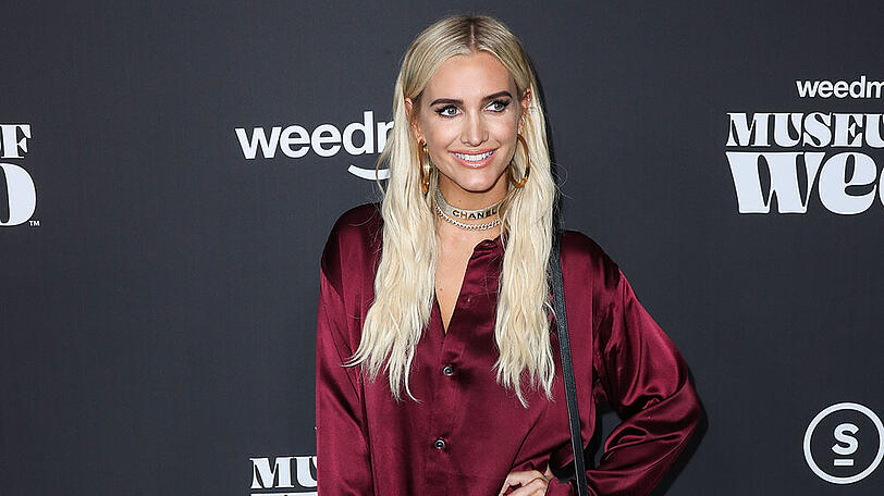Ashlee Simpson erstrahlte im bordeauxroten Blusenkleid