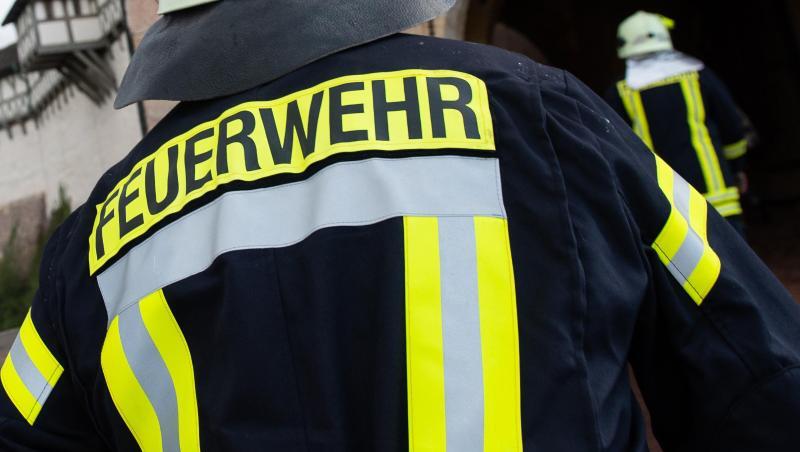 Einsatzkräfte der Feuerwehr laufen. Foto: Swen Pförtner/dpa Einsatzkräfte der Feuerwehr laufen. Foto: Swen Pförtner/dpa