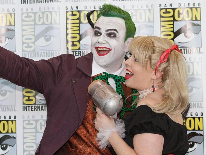 Kostümierte Besucher der Comic-Con Messe machen ein Selfie von sich.