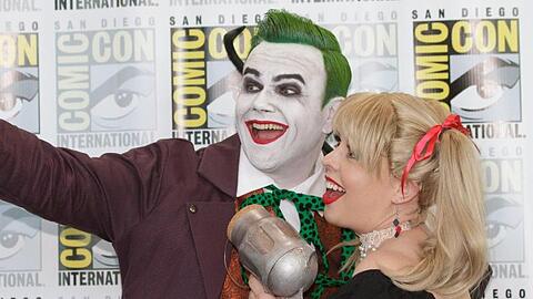 Kostümierte Besucher der Comic-Con Messe machen ein Selfie von sich.