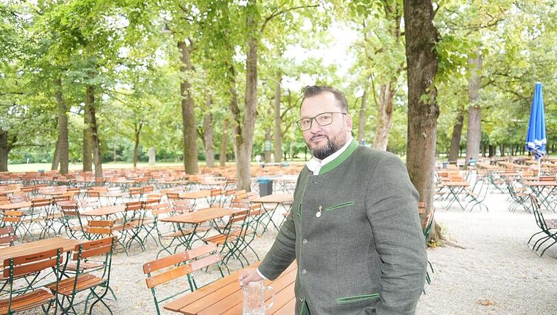 Ziemlich leer gerade im Hirschgarten – aber Wirt Thomas Fesenmair nimmt's gelassen. Ziemlich leer gerade im Hirschgarten – aber Wirt Thomas Fesenmair nimmt's gelassen.
