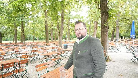 Ziemlich leer gerade im Hirschgarten – aber Wirt Thomas Fesenmair nimmt's gelassen.