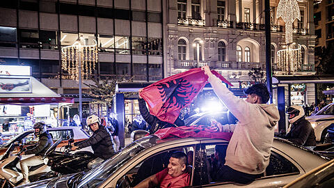So wie hier in Athen haben auch in München lebende Albaner am Donnerstagabend den Nationalfeiertag gefeiert. (Symbolbild)