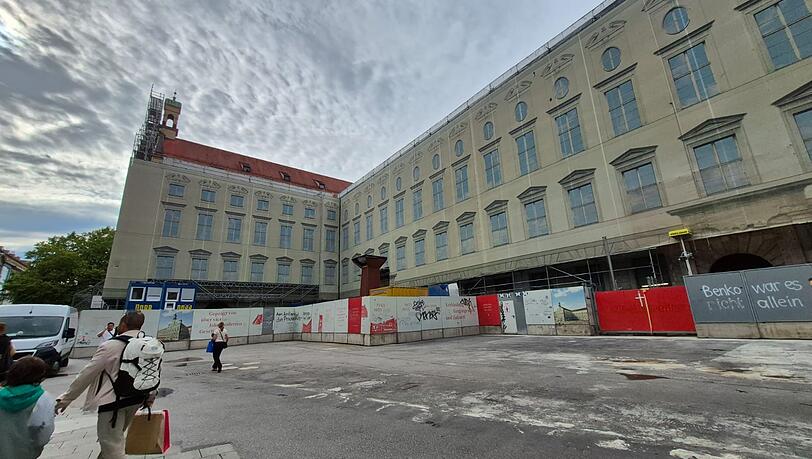 Mit Bauzaun: Die Baustelle der Alten Akademie heute.