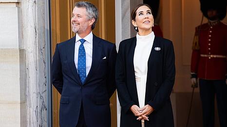 K&ouml;nig Frederik X. und K&ouml;nigin Mary von D&auml;nemark im Oktober 2025 vor dem Schloss Amalienborg in Kopenhagen.