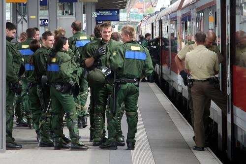 Massenkontrolle am Bahnsteig: Beim Großeinsatz der Polizei wurden die Fans aus den Waggons geholt und vernommen.