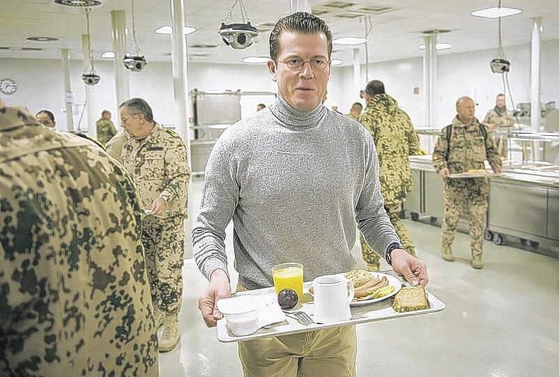 Und immer gab es Würstchen: Guttenberg freitagfrüh beim Frühstück im Camp von Kundus &ndash; im legereren Rollkragenpulli... Fotos: dpa
