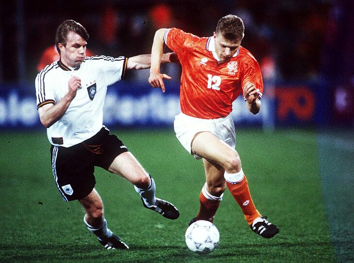 1996 in Rotterdam konnte Deutschland den bislang letzten Sieg gegen die Niederlande einfahren (hier Abwerhspieler Thomas Helmer im Duell mit Youri Mulder). Jürgen Klinsmann's Treffer nach einem Foulelfmeter reichte zum 1:0-Sieg im Testspiel.