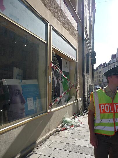 Schwabing am Tag nach der Bombensprengung: Die Spuren der Detonation sind deutlich zu erkennen. Im Laufe des Vormittags werden die Schäden an den Gebäuden der Umgebung erfasst.