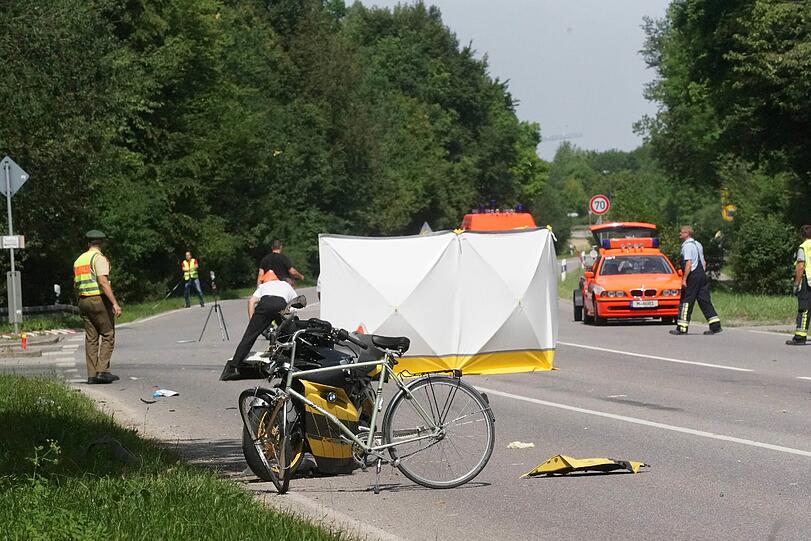 Unfall zwischen Neuried und Planegg: Ein Motorradfahrer hat einen Radler erwischt. Der Fahrradfahrer starb noch am Unfallort. Die Bilder.