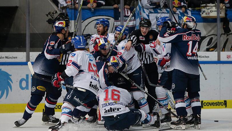Was für ein Duell! Am 9. Dezember trafen der EHC und Mannheim am Oberwiesenfeld aufeinander, die Gäste siegten knapp.