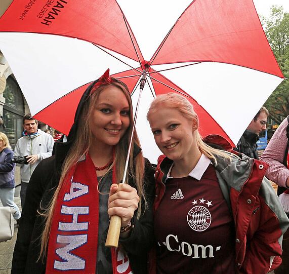 Die Bayernfans sind bereit für einen außergewöhnlichen Fußballabend. Bei brittischem Wetter und bayerischem Bier präsentieren sie die Fans lautstark am Marienplatz. Die besten Bilder.