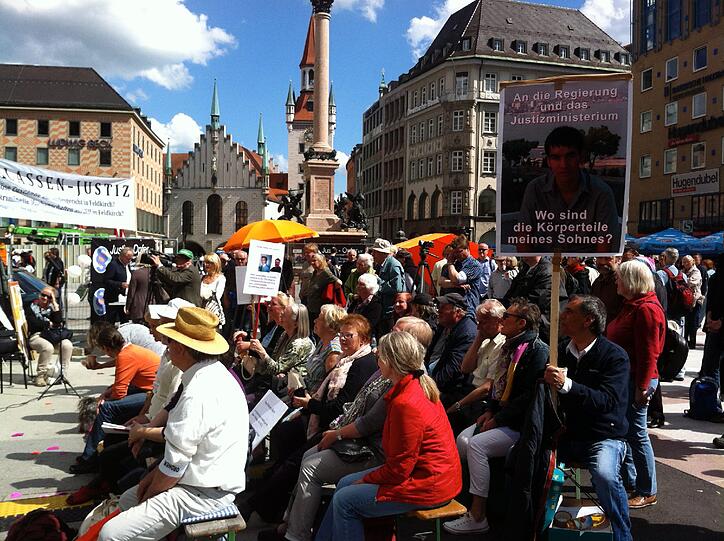 Hitzige Debatten: Das Interesse an der Kundgebung für Justiz-Opfer auf dem Marienplatz war groß.