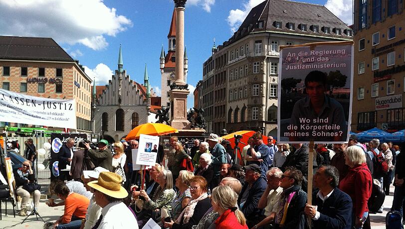 Hitzige Debatten: Das Interesse an der Kundgebung für Justiz-Opfer auf dem Marienplatz war groß. Hitzige Debatten: Das Interesse an der Kundgebung für Justiz-Opfer auf dem Marienplatz war groß.