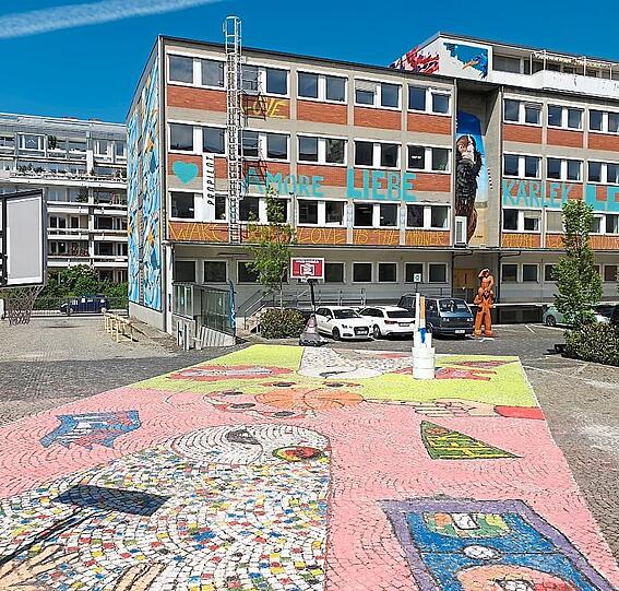 Das Hintergebäude ist besprüht, aber nicht begehbar.