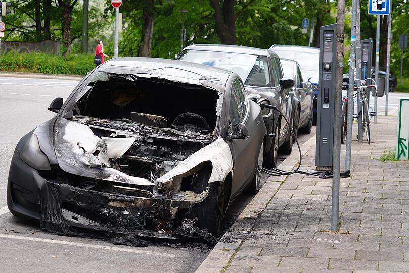 Zwei E-Autos wurden in der Au in Brand gesteckt. Der Sachschaden beträgt Zehntausende Euro.