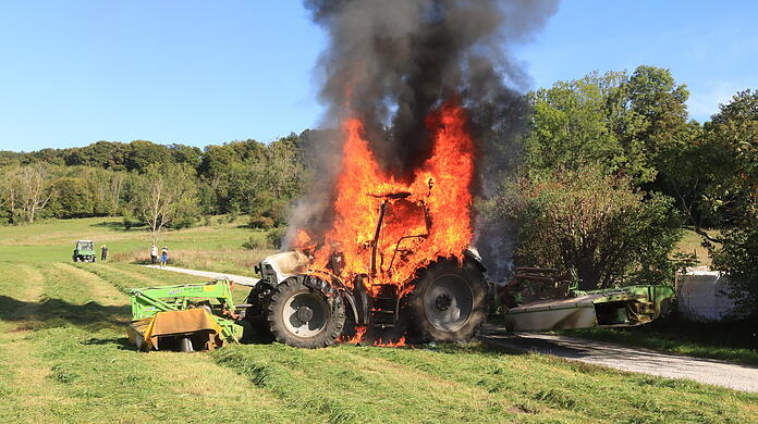 Binnen weniger Minuten stand der Traktor in Vollbrand und obwohl die Feuerwehr Seefeld schnell vor Ort war, brannte das Fahrzeug komplett aus. 