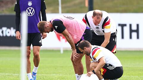 Autsch! Niclas Füllkrug muss während des Trainings kurz behandelt werden.