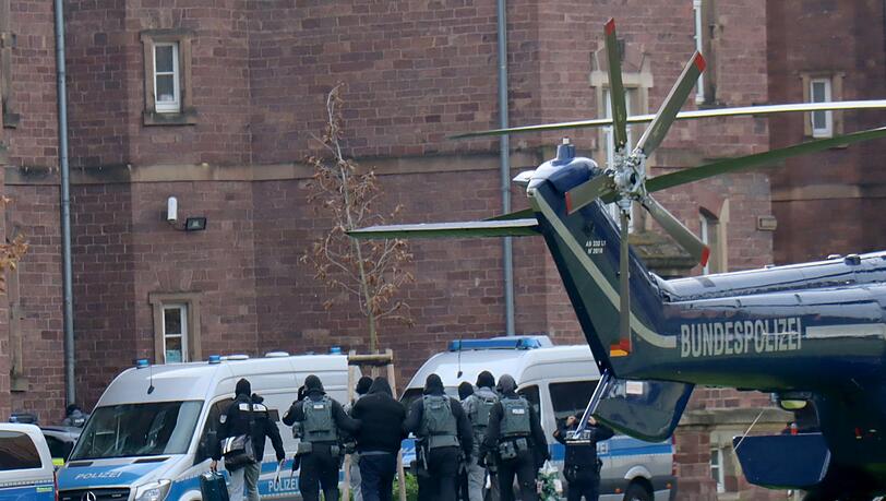 Im November 2024 hatten Einsatzkräfte an mehreren Orten in Sachsen sowie in Polen bei einer Razzia acht Männer festgenommen. (Archivbild) Im November 2024 hatten Einsatzkräfte an mehreren Orten in Sachsen sowie in Polen bei einer Razzia acht Männer festgenommen. (Archivbild)