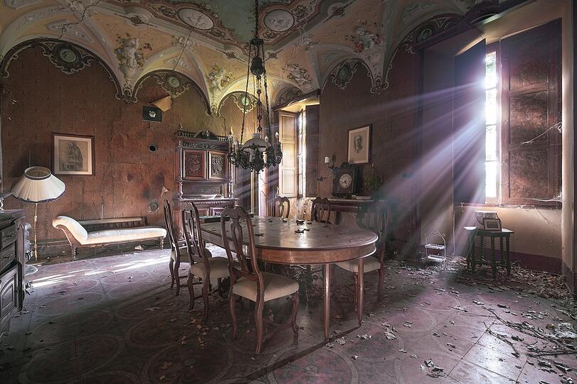 Was ist da nur passiert? Der italienische Fotograf Christian Basetti erkundet verlassene Orte und Bauten und nennt seite Arbeiten „Forgotten Art-chitectures“. Was ist da nur passiert? Der italienische Fotograf Christian Basetti erkundet verlassene Orte und Bauten und nennt seite Arbeiten „Forgotten Art-chitectures“.