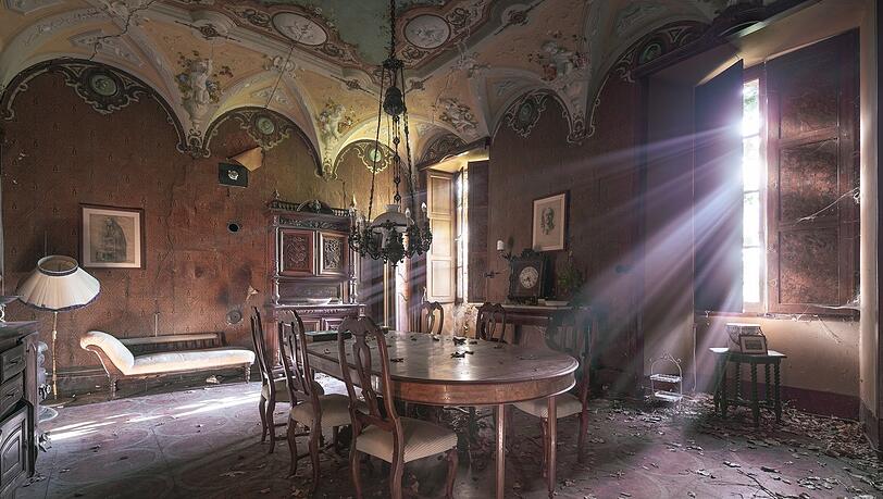 Was ist da nur passiert? Der italienische Fotograf Christian Basetti erkundet verlassene Orte und Bauten und nennt seite Arbeiten „Forgotten Art-chitectures“. Was ist da nur passiert? Der italienische Fotograf Christian Basetti erkundet verlassene Orte und Bauten und nennt seite Arbeiten „Forgotten Art-chitectures“.