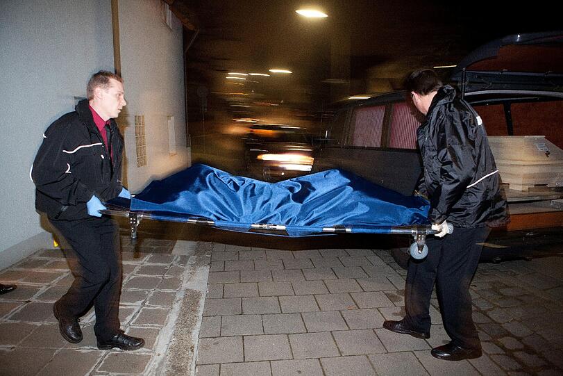 Die Ermittler gehen von einer Familientragödie aus.
Neben dem leblosen Körper des Sohnes fanden die alarmierten Beamten
die Tatwaffe.