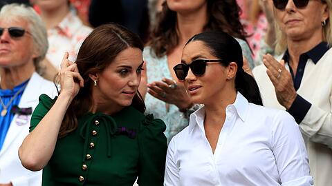 Prinzessin Kate und Meghan Markle verbindet ein angespanntes Verhältnis. Meghan ist nicht glücklich über ihre sinkenden Beliebtheitswerte seit dem royalen Bruch.