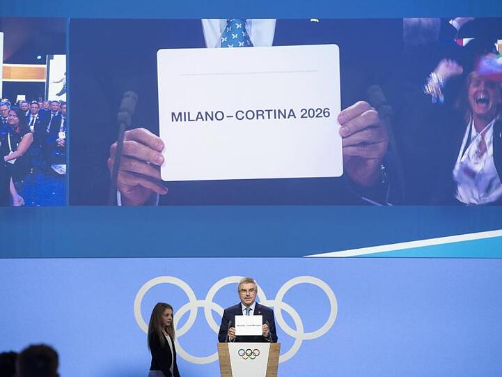 IOC-Präsident Thomas Bach verkündet das Ergebnis der Abstimmung.