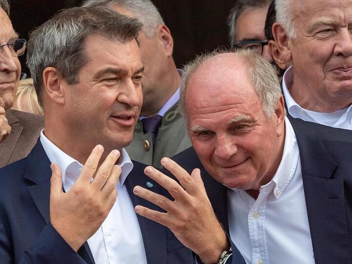 Markus Söder (l) und Uli Hoeneß beim Empfang im Hofgarten im vertraulichen Plausch.