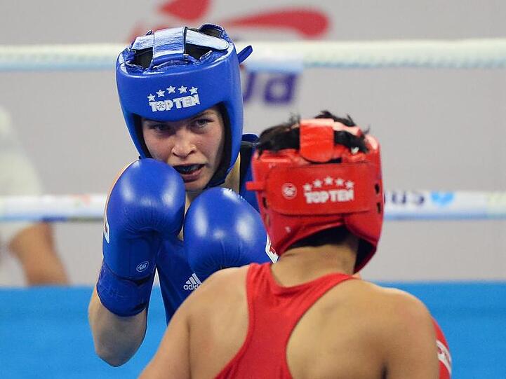 Gabriele Wahner (blau) besiegt bei der WM in der 57kg-Kategorie die Inderin Sonia.