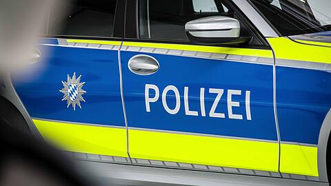 Die Polizei schickte mehr als zehn Streifen zum Supermarkt, die umfangreichen Fahndungsmaßnahmen ergaben jedoch keine Hinweise  auf die Täter. (Symbolbild)