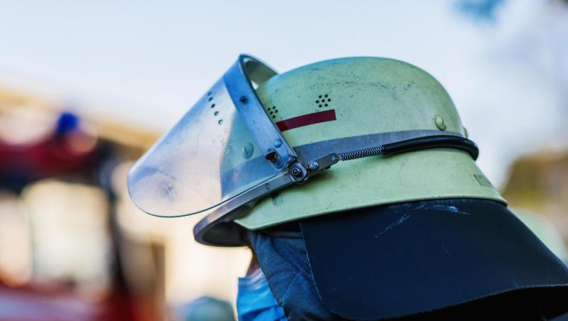 Ein Feuerwehrmann mit Helm und Maske. (Symbolbild)