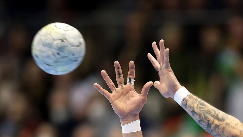 Ein Handball wird gefangen.